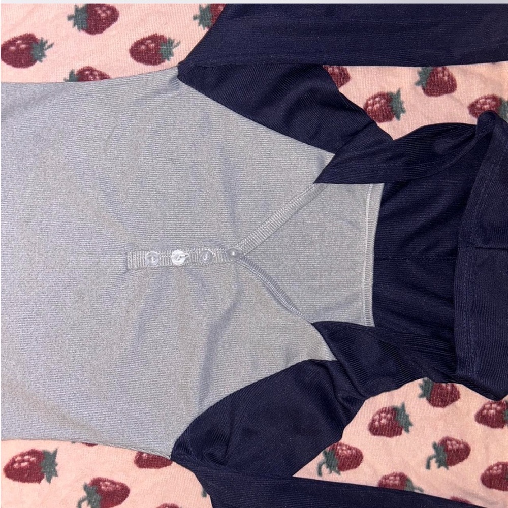 EMMIOL Hooded V Longsleeve Top